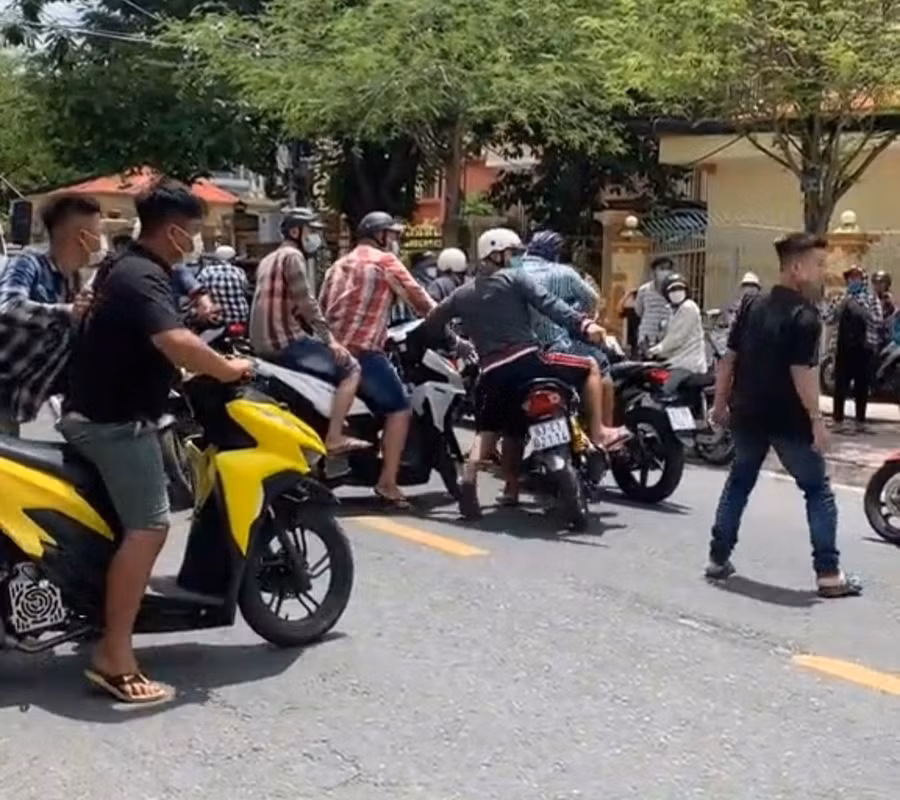 Nhóm thanh niên gây náo loạn trước cổng TAND tỉnh Tiền Giang và sau đó nổ súng. Ảnh: LÊ LANG