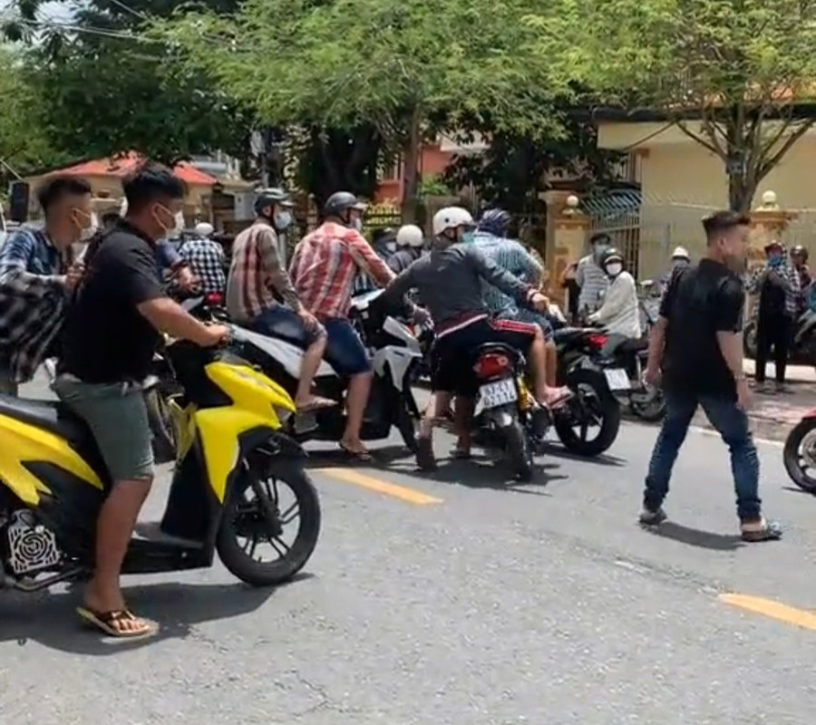 Nhóm thanh niên gây náo loạn trước cổng TAND tỉnh Tiền Giang và sau đó nổ súng. Ảnh: LÊ LANG Nhóm thanh niên gây náo loạn trước cổng TAND tỉnh Tiền Giang và sau đó nổ súng. Ảnh: LÊ LANG