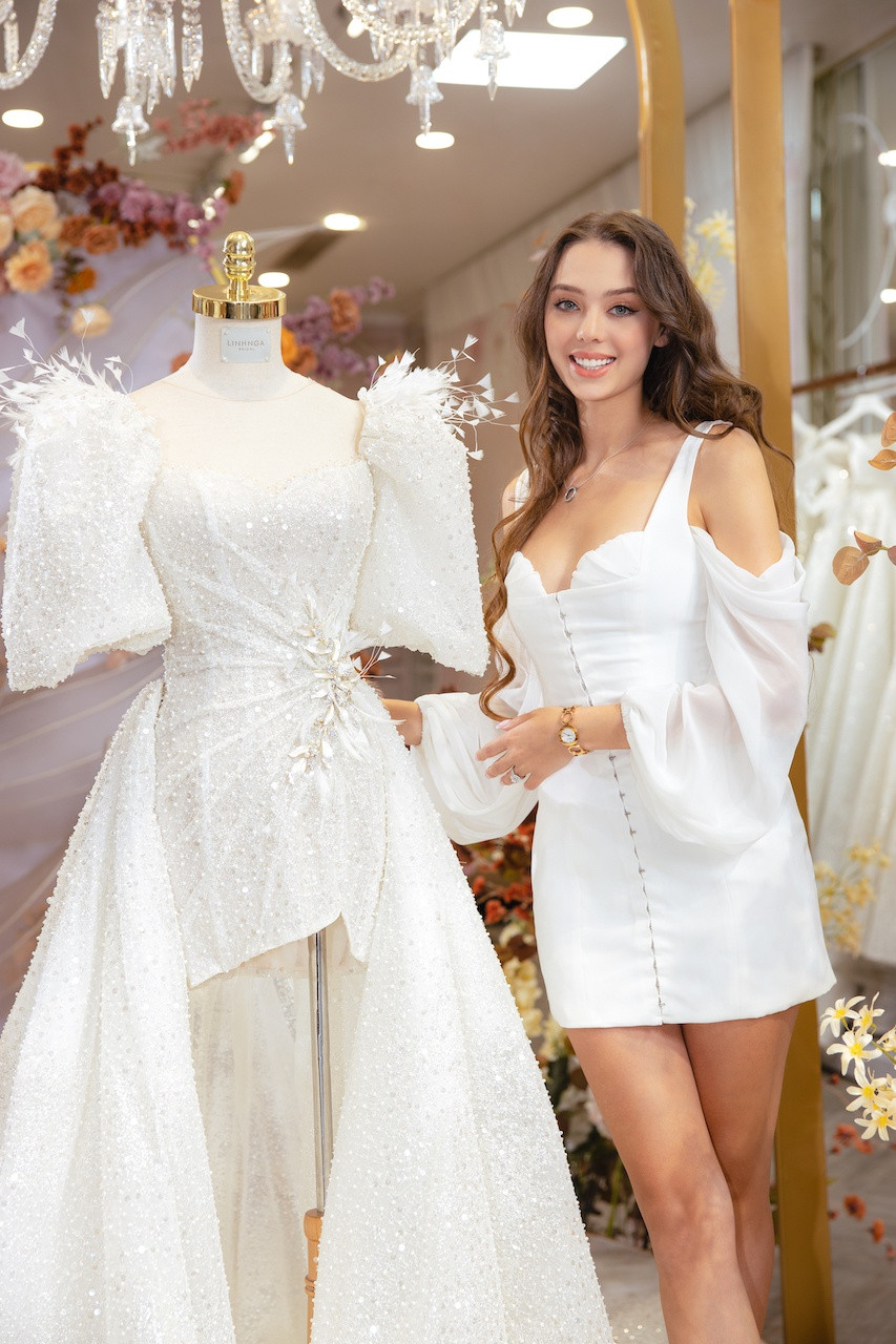 Bùi Tiến Dũng nhắn nhủ với nhà thiết kế rằng anh muốn lồng ghép vẻ đẹp của Ukraine vào váy, để vợ không cô đơn khi cưới xa nhà. Chính vì sự chu đáo và yêu chiều vợ của nam cầu thủ nên nhà thiết kế Linh Nga đã tìm hiểu và mang vẻ đẹp Ukraine là hoa kim ngân vào chiếc váy cưới, khiến Dianka vô cùng bất ngờ và hạnh phúc. Ảnh: NVCC