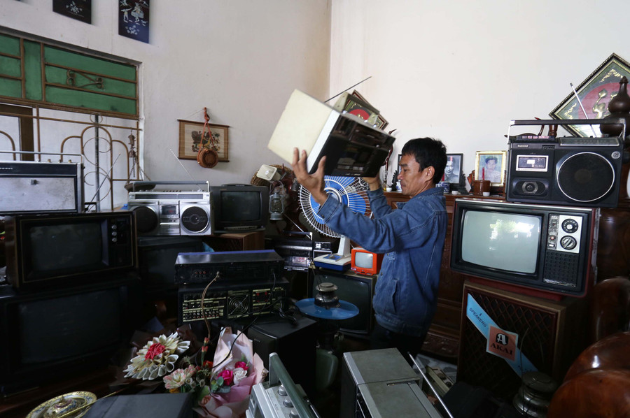 Ông Nguyễn Đức Chuyên trong căn phòng chứa nhiều đồ vật hoài cổ được ông sưu tầm trong một thời gian dài. Ảnh: Văn Ngọc