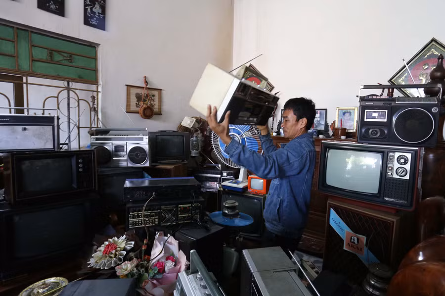 Ông Nguyễn Đức Chuyên trong căn phòng chứa nhiều đồ vật hoài cổ được ông sưu tầm trong một thời gian dài. Ảnh: Văn Ngọc