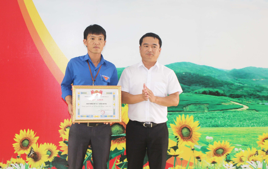 Anh Đỗ Duy Nam (bìa phải)-Phó Bí thư Tỉnh Đoàn tặng bằng khen gương người tốt-việc tốt cho đại diện Đoàn trường THPT Ya Ly. Ảnh: Phan Lài