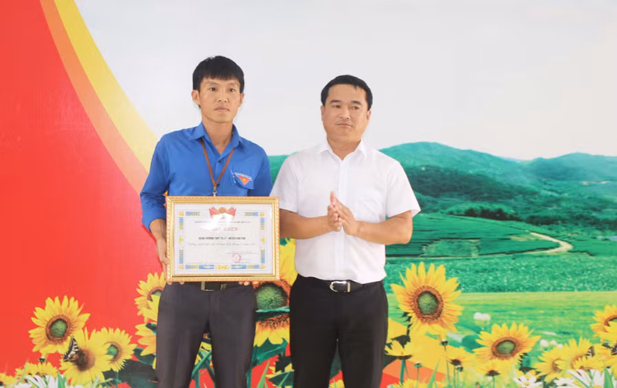 Anh Đỗ Duy Nam (bìa phải)-Phó Bí thư Tỉnh Đoàn tặng bằng khen gương người tốt-việc tốt cho đại diện Đoàn trường THPT Ya Ly. Ảnh: Phan Lài