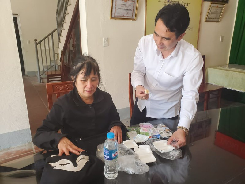 Lãnh đạo Ban quản lý di tích và rừng quốc gia Yên Tử trò chuyện với bà Liên. Ảnh: Lê Dũng