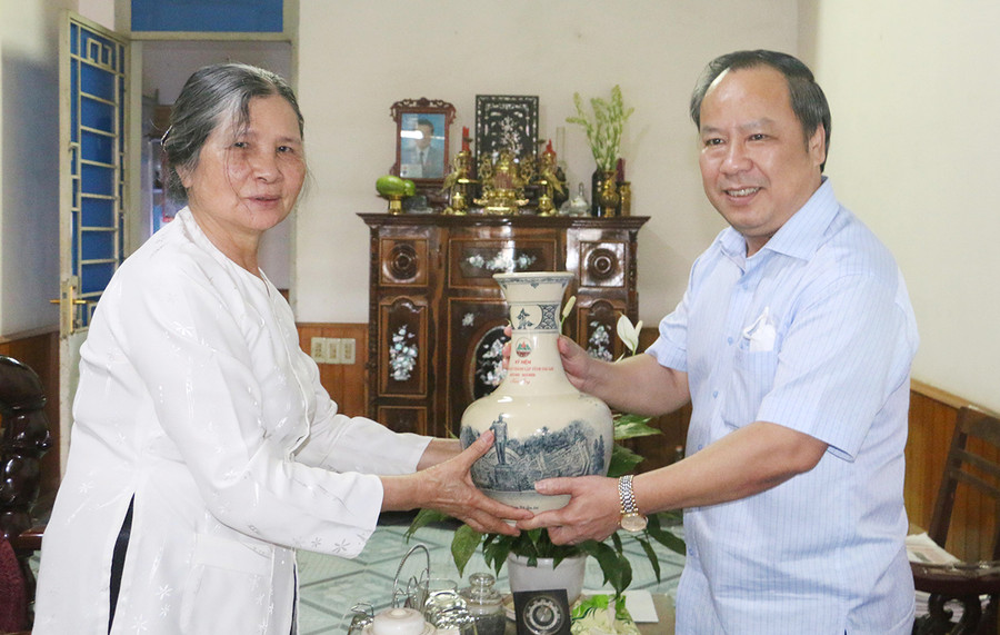 Phó Bí thư Thường trực Tỉnh ủy Châu Ngọc Tuấn (bìa phải) thăm, tặng quà gia đình đồng chí Nguyễn Duy Khanh-nguyên Phó Bí thư Thường trực Tỉnh ủy. Ảnh: Quang Tấn Phó Bí thư Thường trực Tỉnh ủy Châu Ngọc Tuấn thăm, tặng quà gia đình đồng chí Nguyễn Duy Khanh-nguyên Phó Bí thư Thường trực Tỉnh ủy. Ảnh: Quang Tấn