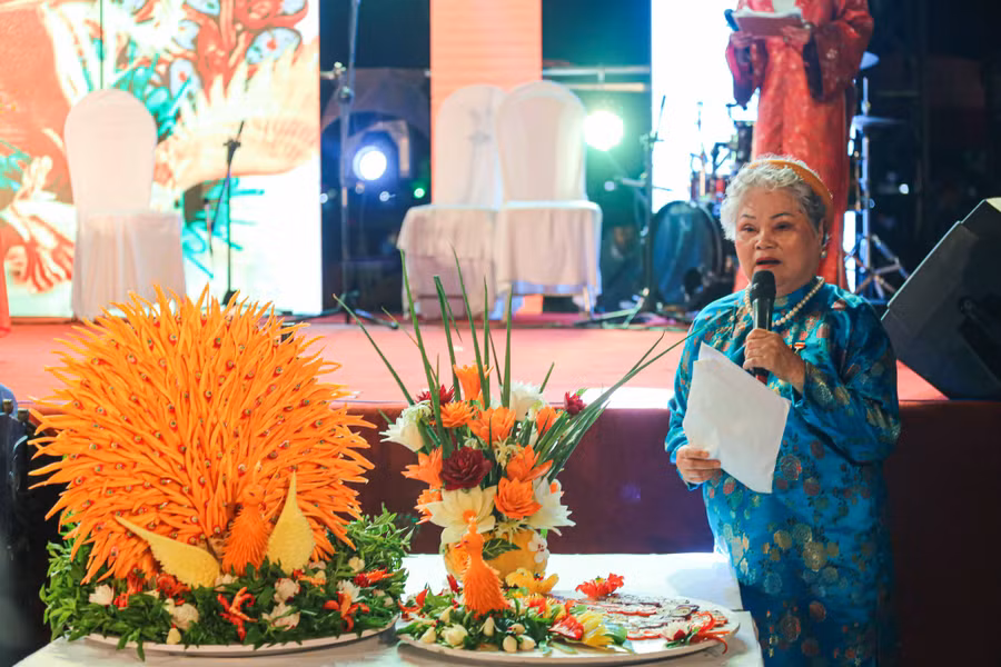 Nghệ nhân Nhân dân Tôn Nữ Thị Hà giới thiệu về món nem công, chả phụng. LÊ HOÀI NHÂN