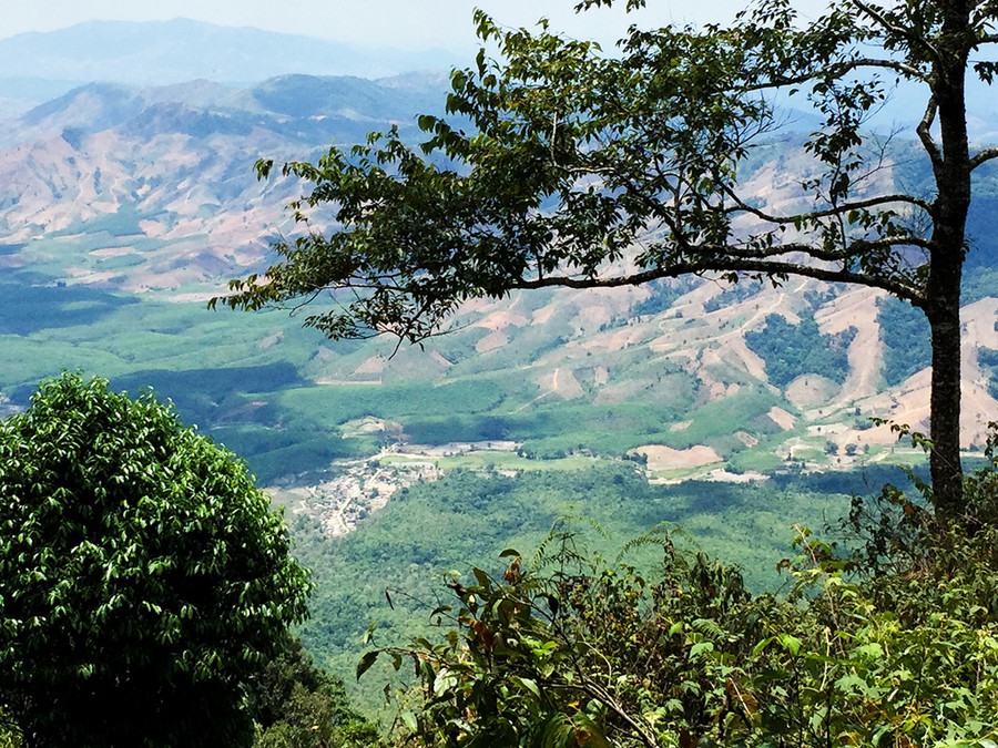 Làng Ba Rgốc nhỏ bé khi nhìn từ vị trí cao 1.500m trên núi Chư Mom Ray. Ảnh: ĐT Làng Ba Rgốc nhỏ bé khi nhìn từ vị trí cao 1.500m trên núi Chư Mom Ray. Ảnh: ĐT