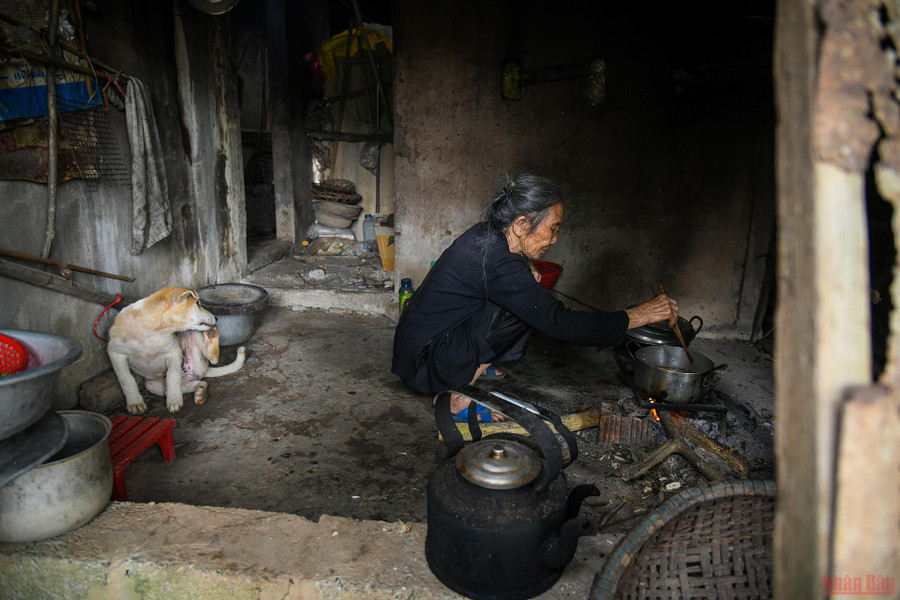  O Thiến bên căn bếp nhỏ chuẩn bị bữa ăn cho ông Trinh. (Ảnh: THÀNH ĐẠT)