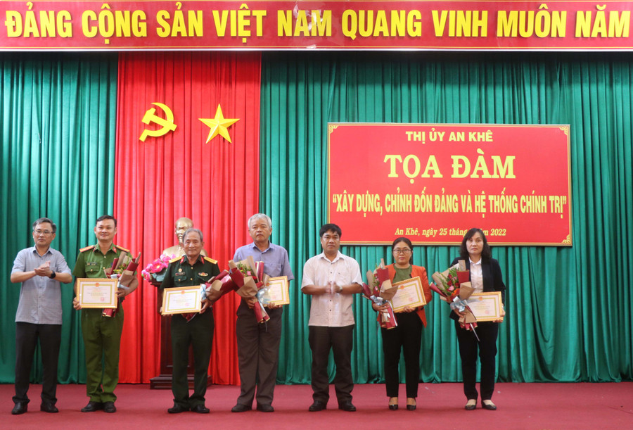 5 tập thể được tặng giấy khen của Chủ tịch UBND thị xã vì đã có thành tích học tập và làm theo tư tưởng, đạo đức, phong cách Hồ Chí Minh. Ảnh: Ngọc Minh Tặng giấy khem cho 5 tập thể đã có thành tích học tập và làm theo tư tưởng, đạo đức, phong cách Hồ Chí Minh. Ảnh: Ngọc Minh