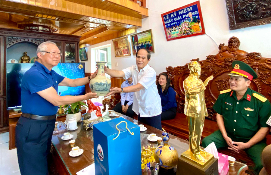 Chủ tịch UBND tỉnh Võ Ngọc Thành thăm và tặng quà gia đình đồng chí Phạm Thế Dũng-nguyên Phó Bí thư Tỉnh ủy, Chủ tịch UBND tỉnh. Ảnh: Hà Duy