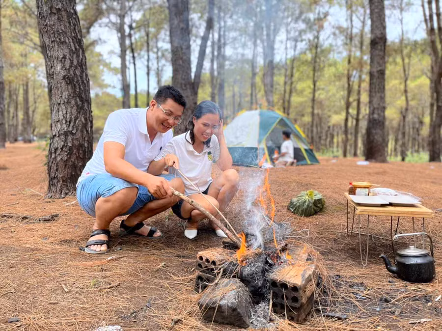 Nhiều du khách đến từ TP. Hồ Chí Minh, Bình Dương đã chọn khu vực đồi thông Ia Dêr (huyện Ia Grai) để cắm trại, dã ngoại trong dịp lễ. Ảnh: Phương Linh