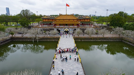 Du khách tham quan Đại nội Huế