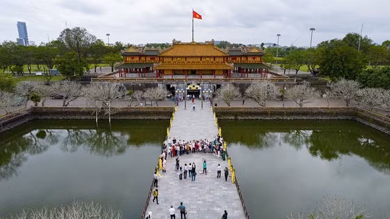 Du khách tham quan Đại nội Huế