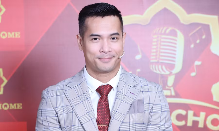 Trương Thế Vinh xúc động khi lắng nghe câu chuyện của các tuyến đầu. Ảnh: BTC