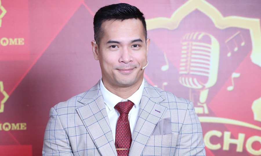 Trương Thế Vinh xúc động khi lắng nghe câu chuyện của các tuyến đầu. Ảnh: BTC