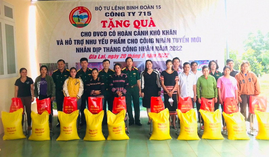 Binh đoàn 15 và Công ty 715 trao quà cho đoàn viên Công đoàn có hoàn cảnh khó khăn và hỗ trợ nhu yếu phẩm cho công nhân tuyển mới. Ảnh: Đinh Yến Binh đoàn 15 và Công ty 715 trao quà cho đoàn viên công đoàn có hoàn cảnh khó khăn và hỗ trợ nhu yếu phẩm cho công nhân tuyển mới. Ảnh: Đinh Yến