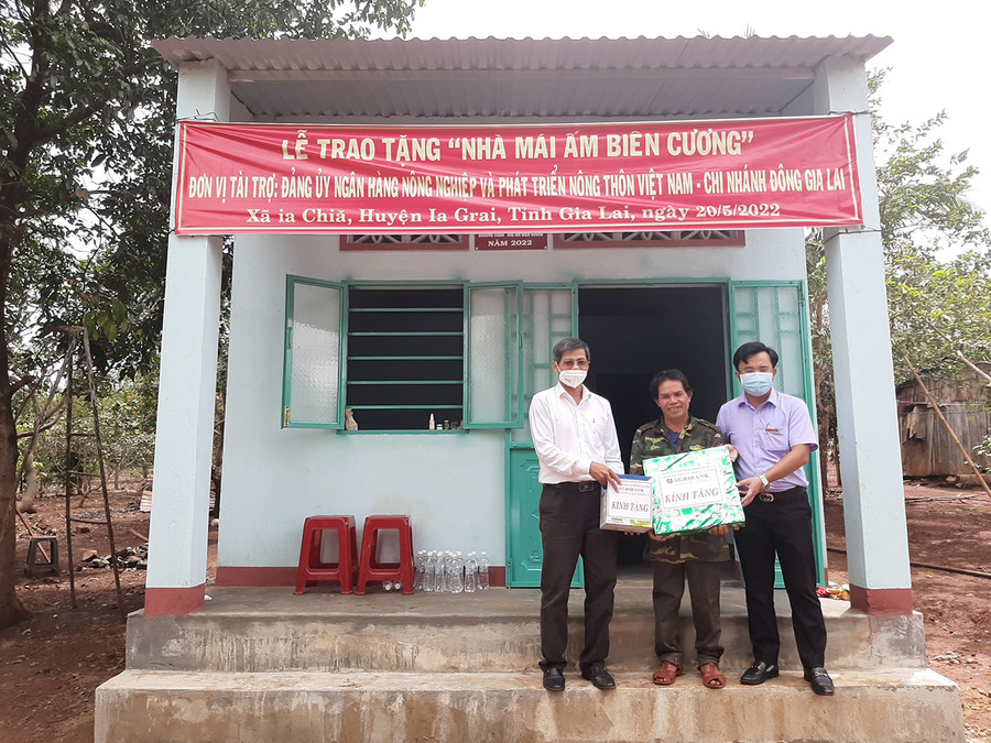  Đại diện Agribank Chi nhánh Đông Gia Lai đã chúc mừng gia đình bà Siu H'Laih có nơi ở mới khang trang để sớm ổn định cuộc sống. Ảnh: Sơn Ca