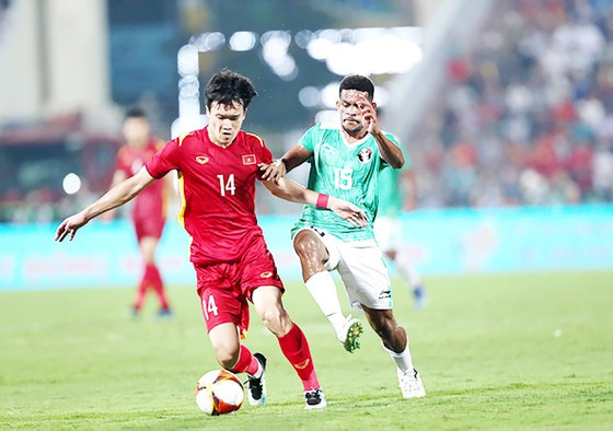 Tiền vệ Nguyễn Hoàng Đức (trái) sẽ giữ vai trò quan trọng trong trận gặp Philippines. Ảnh: DŨNG PHƯƠNG