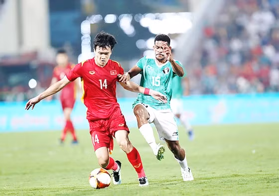 Tiền vệ Nguyễn Hoàng Đức (trái) sẽ giữ vai trò quan trọng trong trận gặp Philippines. Ảnh: DŨNG PHƯƠNG