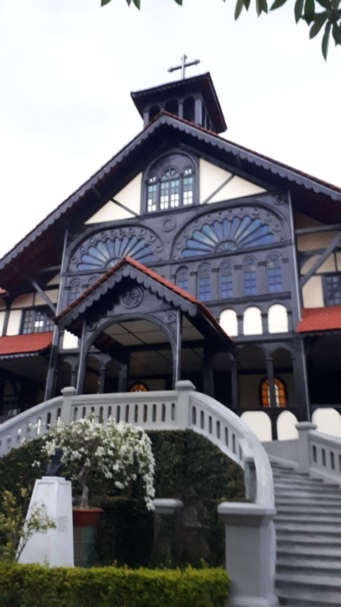 Chủng viện xây sau và có quy mô lớn hơn Nhà thờ gỗ Kon Tum, tạo thành tuyến điểm du lịch thu hút khách khi đến với thành phố Kon Tum.