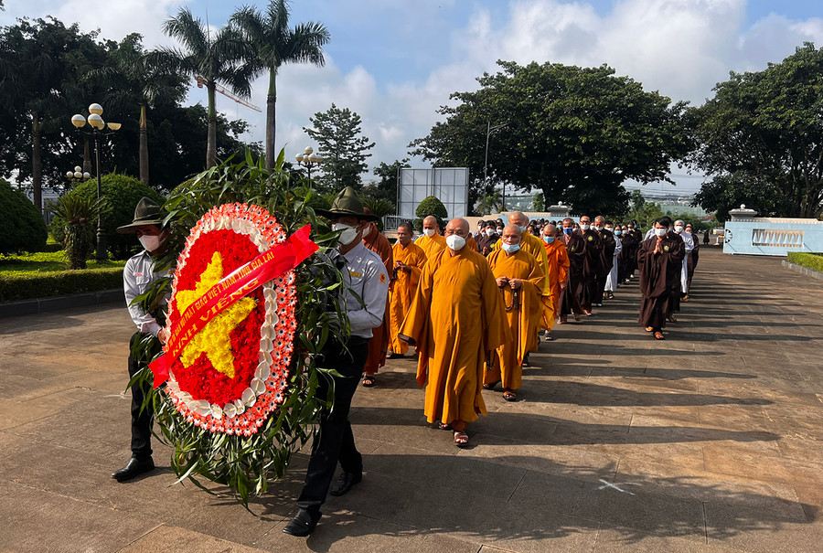 Tăng, ni và phật tử viếng các anh hùng liệt sĩ đang yên nghỉ tại Nghĩa trang liệt sĩ tỉnh