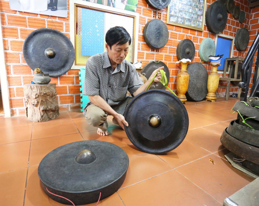 Ông Ngô Ngọc Tám (phường Yên Thế, TP. Pleiku) đang sở hữu nhiều bộ cồng chiêng quý giá. Ảnh: Văn Ngọc