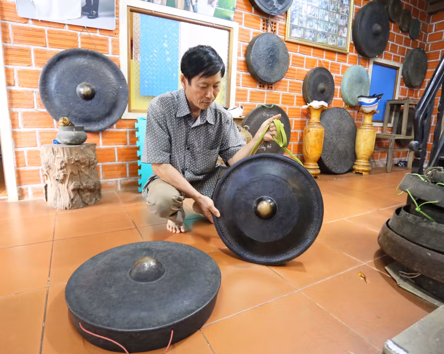 Ông Ngô Ngọc Tám (phường Yên Thế, TP. Pleiku) đang sở hữu nhiều bộ cồng chiêng quý giá. Ảnh: Văn Ngọc