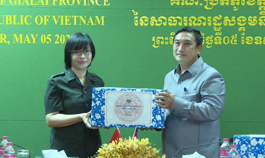 Phó Chủ tịch UBND tỉnh, Trưởng Ban Chuyên trách tỉnh Gia Lai Nguyễn Thị Thanh Lịch ( bên trái) tặng quà Phó Tỉnh trưởng, Trưởng Ban Chuyên trách tỉnh Preah Vi Hear Yong Keam Hean. Ảnh: Đoàn Bình