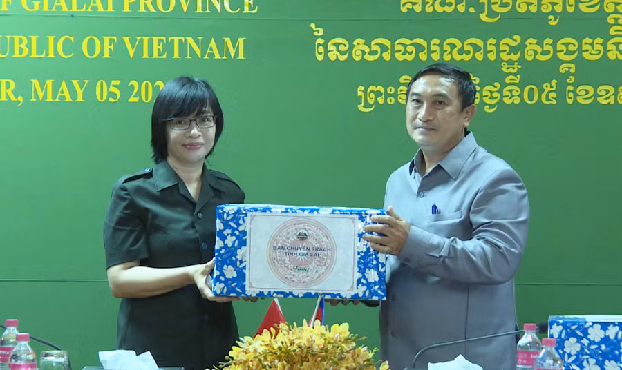 Phó Chủ tịch UBND tỉnh, Trưởng Ban Chuyên trách tỉnh Gia Lai Nguyễn Thị Thanh Lịch ( bên trái) tặng quà Phó Tỉnh trưởng, Trưởng Ban Chuyên trách tỉnh Preah Vi Hear Yong Keam Hean. Ảnh: Đoàn Bình