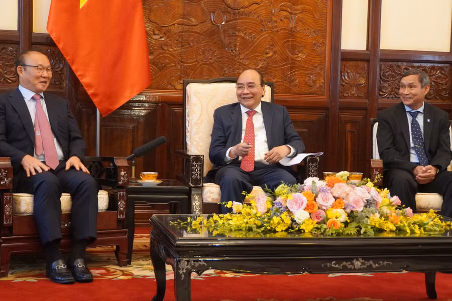 Chủ tịch nước Nguyễn Xuân Phúc và 2 HLV tài năng. Ảnh: Gia Hân