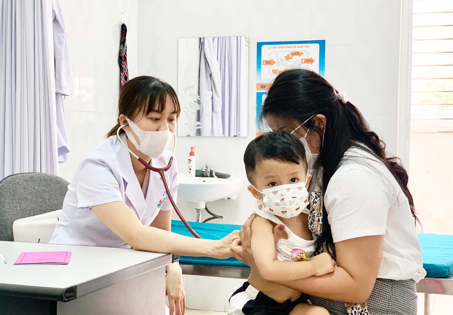 Bác sĩ thăm khám cho bệnh nhân tại Bệnh viện Nhi tỉnh. Ảnh: Như Nguyện