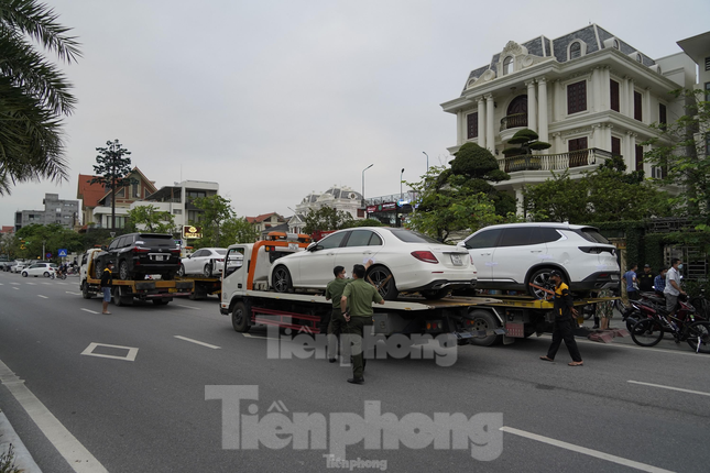 Sau khi đọc lệnh bắt và lệnh khám xét, lực lượng chức năng tiến hành niêm phong và điều xe cứu hộ đến chở 4 chiếc 