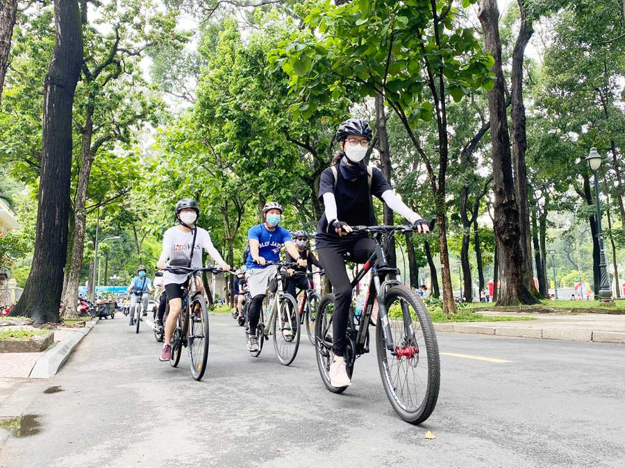 Bạn trẻ đạp xe đạp ngắm cảnh thành phố trong ngày nghỉ lễ