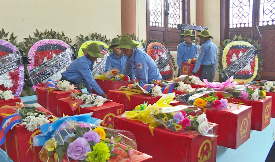 Đội K52 ( Bộ Chỉ huy quân sự tỉnh Gia Lai) đưa các Liệt sỹ vào Nhà tưởng niệm Liệt sỹ - Nghĩa trang Liệt sỹ huyện Đức Cơ. Ảnh: Đoàn Bình