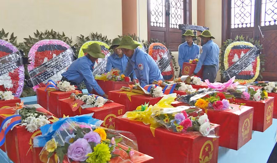 Đội K52 ( Bộ Chỉ huy quân sự tỉnh Gia Lai) đưa các Liệt sỹ vào Nhà tưởng niệm Liệt sỹ - Nghĩa trang Liệt sỹ huyện Đức Cơ. Ảnh: Đoàn Bình