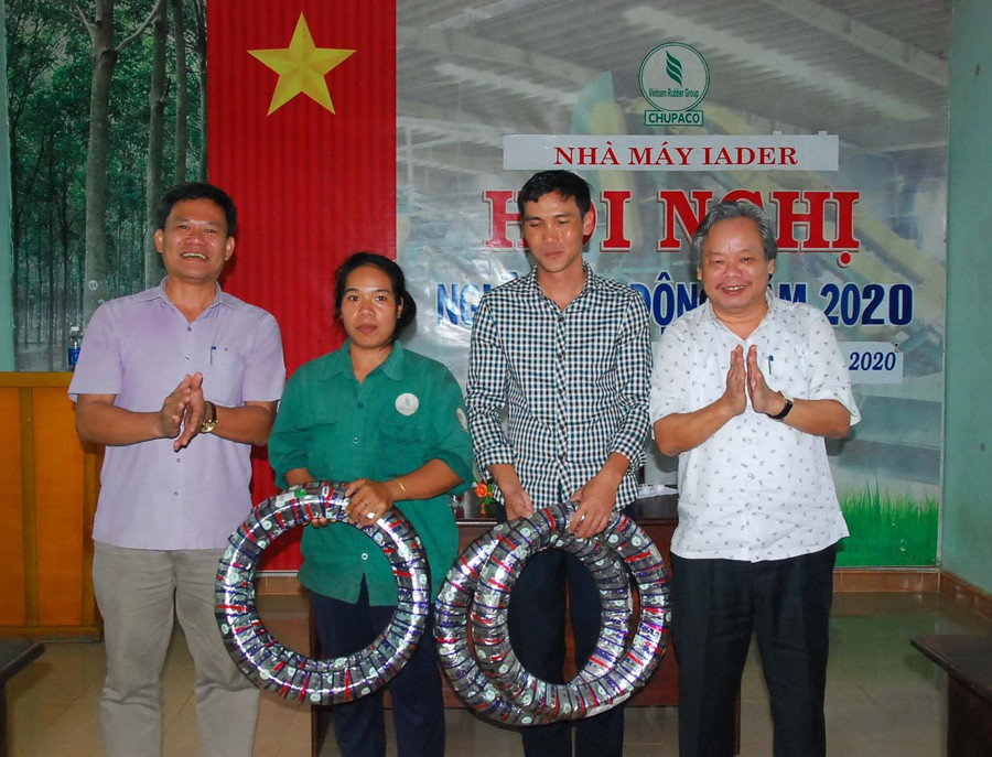 Công ty Cao su Chư Pah tặng quà cho người dân và công nhân. Ảnh: Vĩnh Hoàng