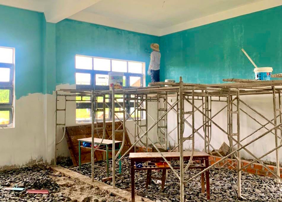 Trường Tiểu học Hoàng Hoa Thám (xã Ia Piơr, huyện Chư Prông) đang triển khai các hạng mục sơn tường, đóng gạch nền, nỗ lực hoàn thành dự án trước mùa mưa. Ảnh: Hà Duy