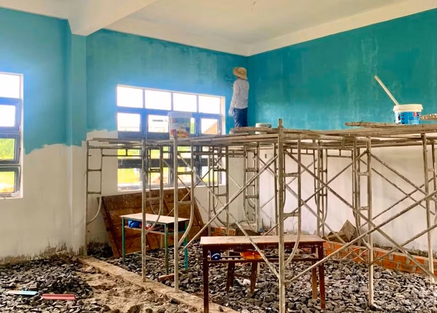 Trường Tiểu học Hoàng Hoa Thám (xã Ia Piơr, huyện Chư Prông) đang triển khai các hạng mục sơn tường, đóng gạch nền, nỗ lực hoàn thành dự án trước mùa mưa. Ảnh: Hà Duy