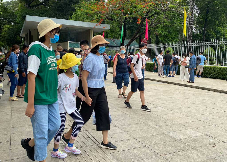 Bạn trẻ đến Hội trường Thống Nhất trong ngày 30.4