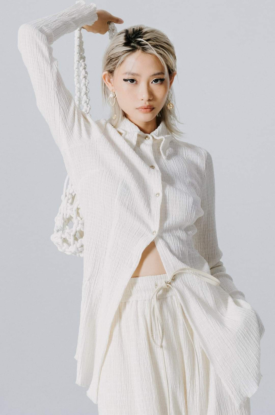 Những chiếc quần ống rộng buộc chun vừa thoải mái thoáng mát được kết hợp với sơ mi oversized tăng thêm nét phóng khoáng, năng động đầy trẻ trung cho nàng bước xuống phố.