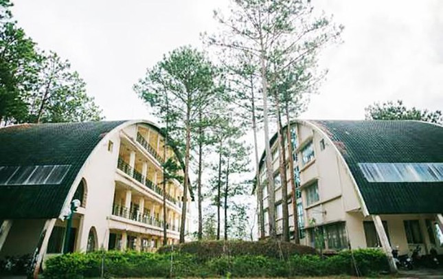 Trường có kiến trúc khá đẹp, khuôn viên rộng