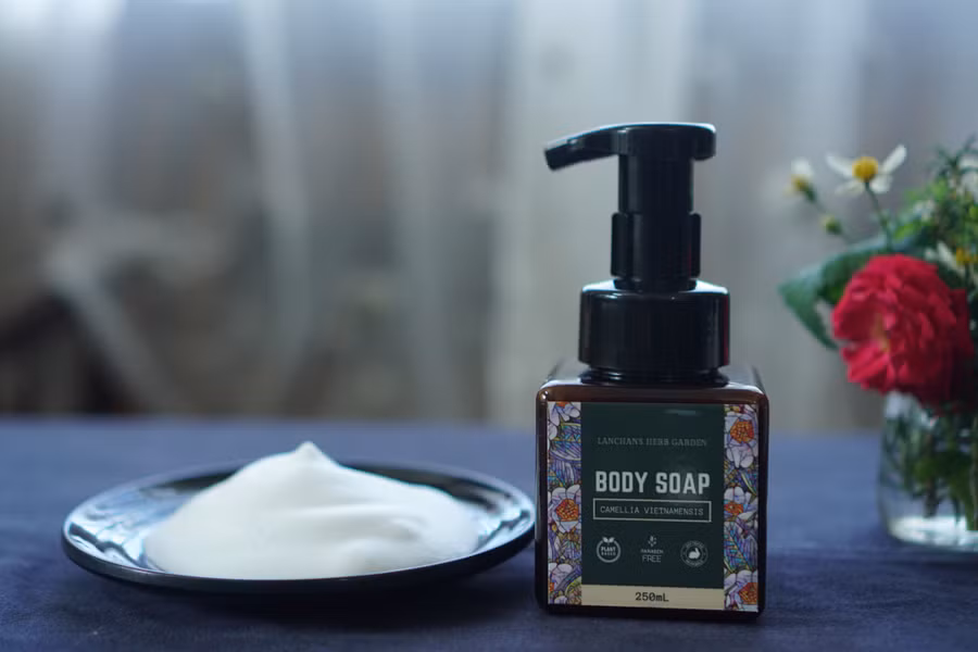 Sản phẩm xà bông lỏng dầu hạt sở của Lan trong giai đoạn thử nghiệm đã nhận được phản hồi tích cực từ khách hàng. Ảnh: NVCC