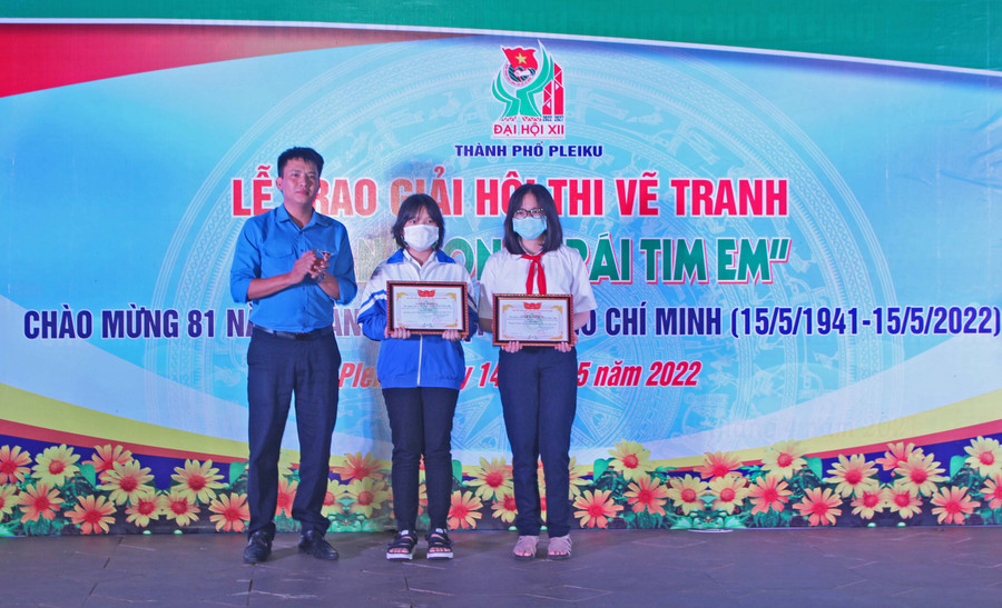 Anh Thái Giang Nam-Phó Bí thư Thành Đoàn Pleiku, Chủ tịch Hội đồng Đội TP. Pleiku trao giải nhất khối THCS cho Liên đội Trường THCS Trần Phú. Ảnh Phan Lài