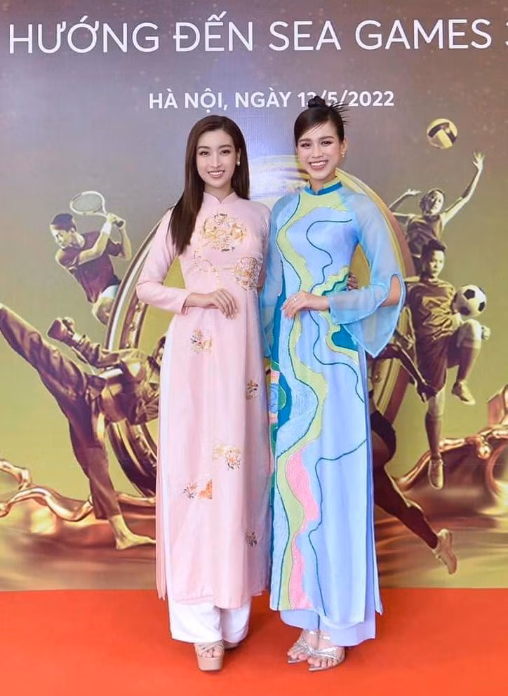  Hai nàng hậu họ Đỗ cùng diện áo dài duyên dáng và nền nã, khoe nhan sắc xinh đẹp trên thảm đỏ của sự kiện.