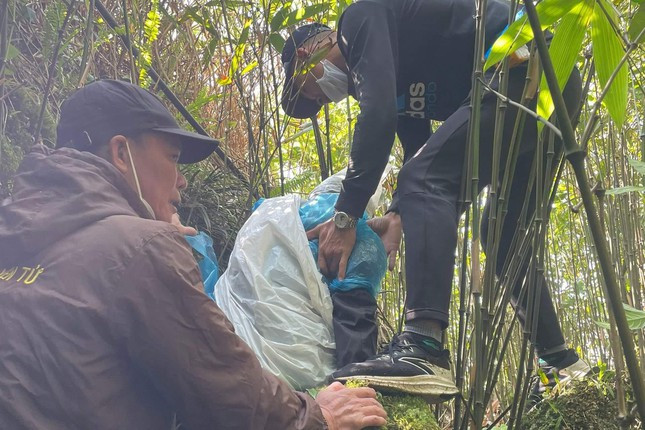 Đội cứu hộ phải du dây xuống vực mới có thể đưa nạn nhân lên phía trên an toàn. Đội cứu hộ phải du dây xuống vực mới có thể đưa nạn nhân lên phía trên an toàn.