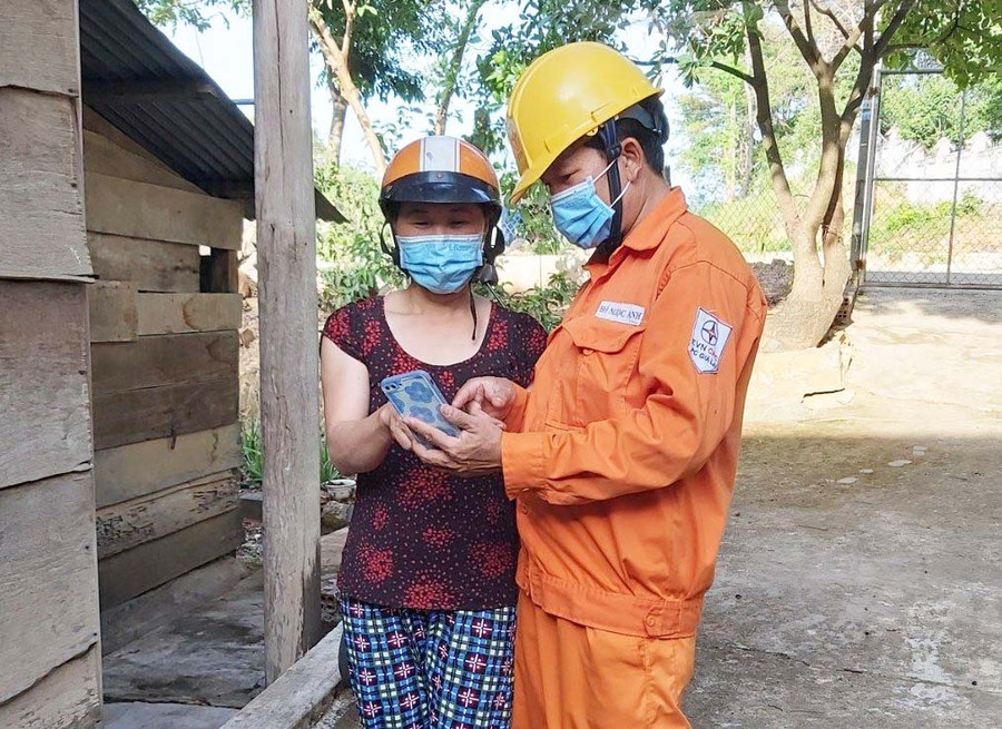 Nhân viên Điện lực Kbang hướng dẫn người dân cài app chăm sóc khách hàng. Ảnh: Khang Nghi Nhân viên Điện lực Kbang hướng dẫn người dân cài app chăm sóc khách hàng. Ảnh: Khang Nghi