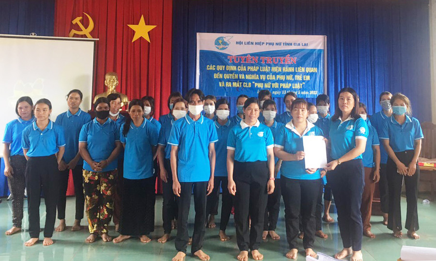 Hội Liên hiệp phụ nữ xã Ia Hlốp ra mắt Câu lạc bộ “Phụ nữ với pháp luật”. Ảnh: Minh Vy Ra mắt Câu lạc bộ “Phụ nữ với pháp luật”. Ảnh: Minh Vy