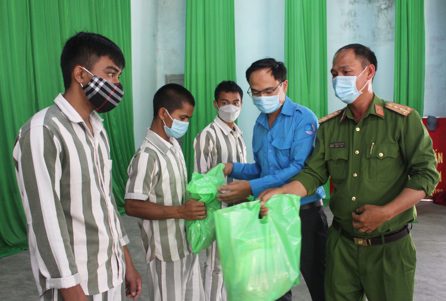 Anh Đỗ Đức Thanh (thứ 2 từ phải qua)-Phó Bí thư Tỉnh Đoàn, Phó Chủ tịch Hội LHTN Việt Nam tỉnh tặng quà cho các phạm nhân đang cải tạo tại Trại giam Gia Trung. Ảnh: Phan Lài