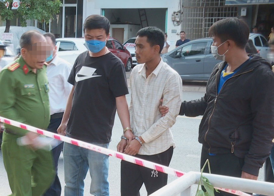 Công an dẫn giải nghi phạm Y Tơng (áo trắng) đến hiện trường vụ án. Ảnh: Công an cung cấp