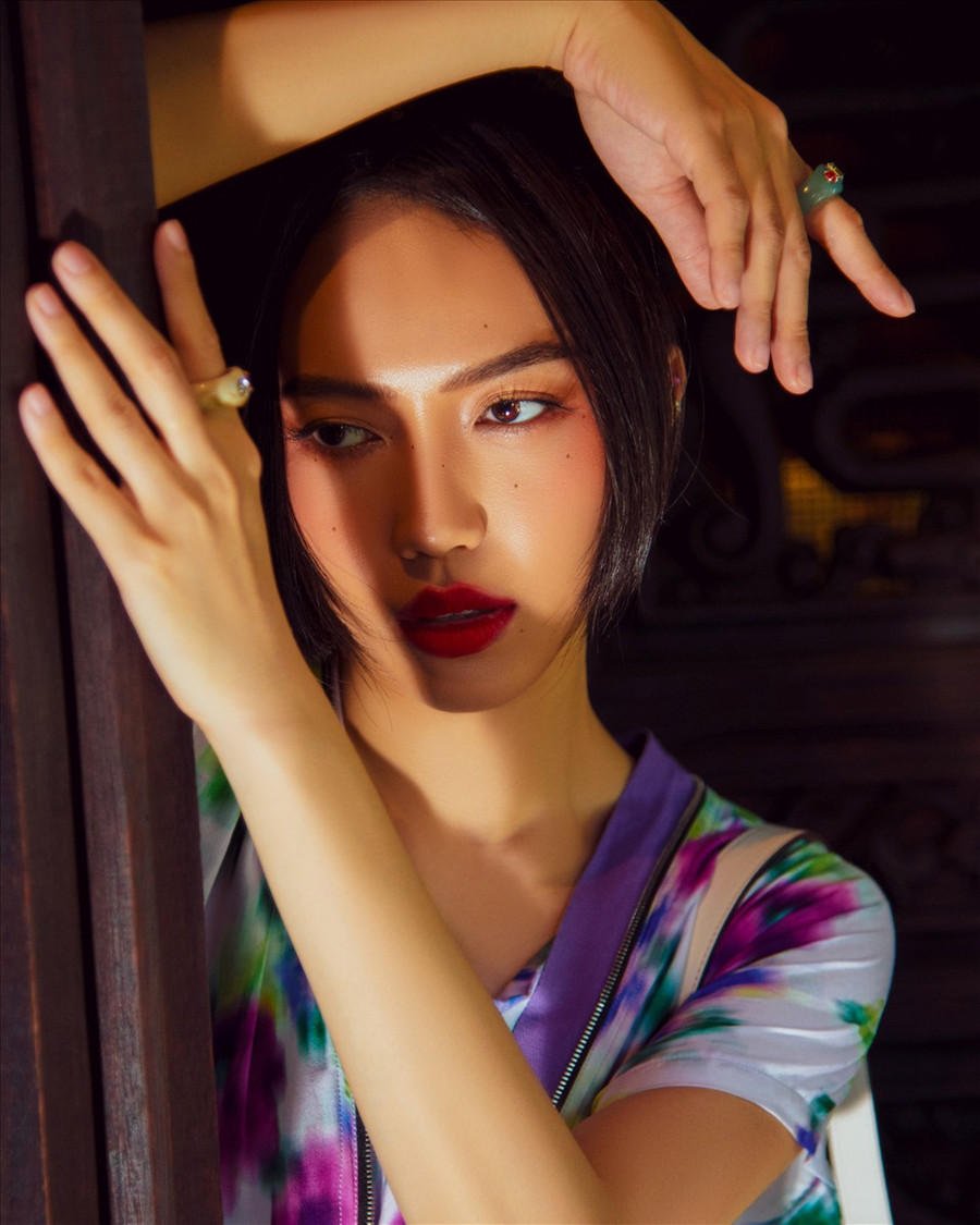 “Một vài năm trở lại đây, tôi thường ăn sinh nhật bên bạn bè thân thiết và gia đình. Rồi đọc những lời chúc tuổi mới từ khán giả ở khắp nơi: thân thiết có, mới cũng có. Yên bình vậy thôi mà lại hạnh phúc vô cùng” – Diệu Nhi tâm sự. “Một vài năm trở lại đây, tôi thường ăn sinh nhật bên bạn bè thân thiết và gia đình. Rồi đọc những lời chúc tuổi mới từ khán giả ở khắp nơi: thân thiết có, mới cũng có. Yên bình vậy thôi mà lại hạnh phúc vô cùng” – Diệu Nhi tâm sự.